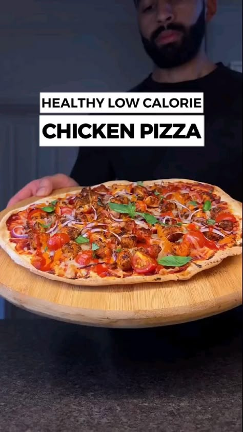 Healthy Low Calorie Cheesy Chicken Pizza! 484 calories with 55g of protein for entire pizza #pizza #pizzalover #italianfood #lowcalorie #easyrecipe #weightloss #highprotein #tiktokfood #Foodie
 • Credit to @jalalsamfit on TikTok Healthy Chicken Pizza, Meals With Calorie Count, Pizza Reels, Low Calorie Meal Ideas, Calories Pizza, Low Calorie Pizza, Lunches For The Week, Volume Eating, Workout Recipes