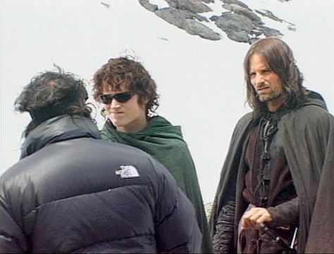 Frodo sunglasses Lotr Funny Faces, Frodo X Aragorn, Frodo And Aragorn, Aragorn And Frodo, Lotr Cast, Lotr Funny, The Hobbit Movies, Frodo Baggins, Into The West