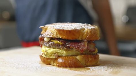 How to Make the Ultimate Brunch Sandwich on video.epicurious.com Western Omelette, Brunch Sandwich, French Toast Sandwich, Toast Bacon, Breakfast Burger, Patty Melt, French Toast Breakfast, Bacon Burger, Sandwiches For Lunch