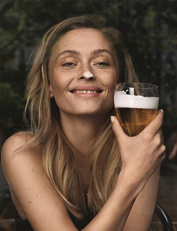 Women turned onto beer ©VLAM vzw Woman Beer, Beer History, Beer Photography, Beer Photos, Beer Cheers, Pizza And Beer, Hidden History, Beer Shop, Beer Girl