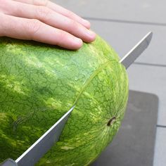 Cut Watermelon Easy, How To Store Watermelon, Watermelon Fruit Pizza, Watermelon Hacks, Cut A Watermelon, Watermelon Shark, Watermelon Basket, Watermelon Ball, Frozen Watermelon