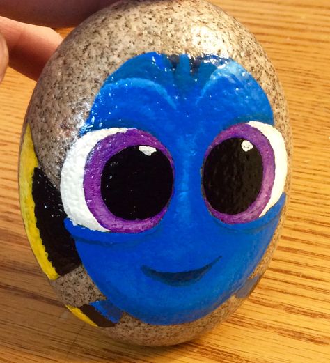 Baby Dory, Finding Dory Nemo Disney painted rocks by Holly N. Nemo Rock Painting, Disney Rock Painting Ideas, Disney Rock Painting, Painting Ideas Disney, Nemo Disney, Baby Dory, Dory Nemo, Disney Project Life, Garden Rock Art