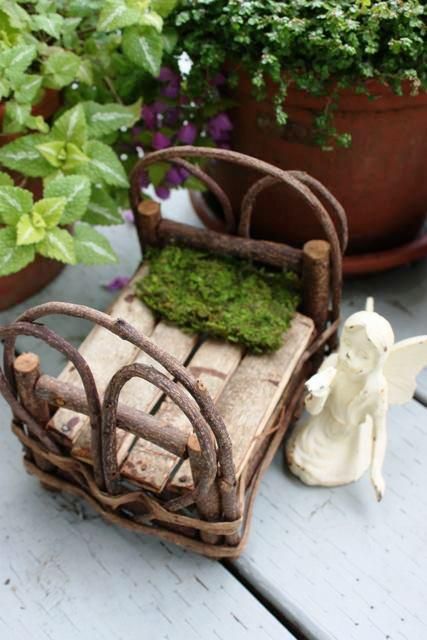 twig bed                                                       … Fairy Bed, Fairy Garden Furniture, Fairy Garden Designs, Fairy Garden Crafts, Fairy Furniture, Faeries Gardens, Mini Fairy Garden, Fairy Tree, Fairy Crafts