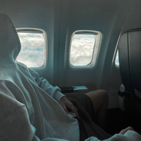 ethan thomas | the honeymooners | christina lauren | book aesthetic Couple Plane Pictures, Plane With Boyfriend, Couple Airport Aesthetic, Airplane Couple Aesthetic, Couple On Plane, Couple Plane Aesthetic, Airport With Boyfriend, Airport Boyfriend, Airplane Couple