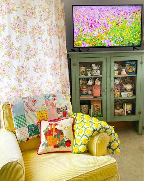 Vintage Floral Living Room, Granny Chic Decor Living Room, Modern Granny Chic Decor, Granny Style Decor, Granny Aesthetic Decor, Grandma Chic Decor Cottage Style, Grandma Chic Living Room, Granny Chic Bedroom, Granny Chic Living Room