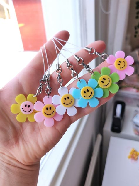 Kawaii Phone Charm, Pastel Phone, Sorority Party, Slumber Party Birthday, Smile Flower, Smiley Flower, Cute Smiley Face, Kawaii Phone, Flower Keychain