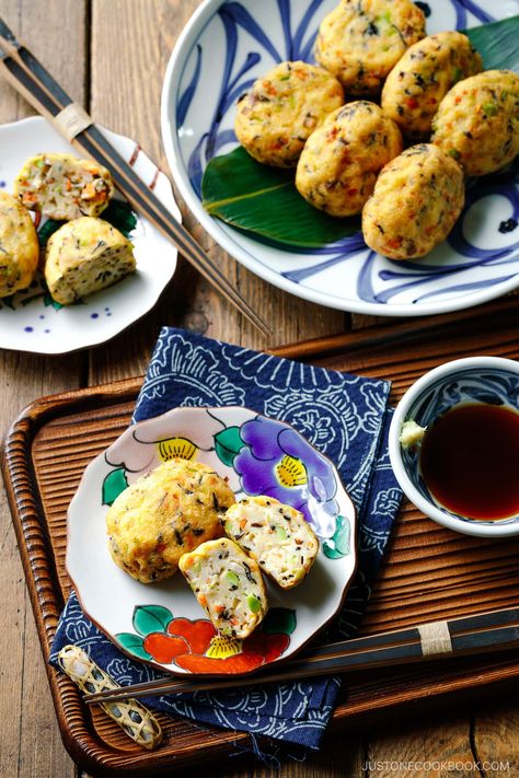 Initially created for shojin ryori (Buddhist vegan cuisine), Ganmodoki is Japanese fried tofu patties made of mashed tofu, finely chopped vegetables, hijiki seaweed, mushrooms, and edamame. Crispy on the outside and soft and fluffy on the inside, freshly made ganmodoki is to die for! {vegan adaptable} Buddhist Food, Tofu Patties, Izakaya Food, Shojin Ryori, Japanese Izakaya, Noodles Japanese, Recipes Tofu, Bunny Chow, Chopped Vegetables