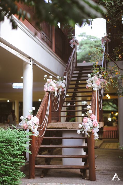 Stairs Decor Wedding, Stair Decorating Ideas For Wedding, Wedding Staircase Decoration, Floral Staircase, Wedding Stairs, Wedding Staircase, Stairs Decoration, Home Flower Decor, Wedding Entrance Decor