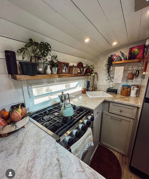 Skoolie Bathroom With Tub, Skoolie Design, Skoolie Interior, Horse Lorry, Hippie Van Life, Bus Kitchen, Skoolie Kitchen, Skoolie Living, Bus Renovation