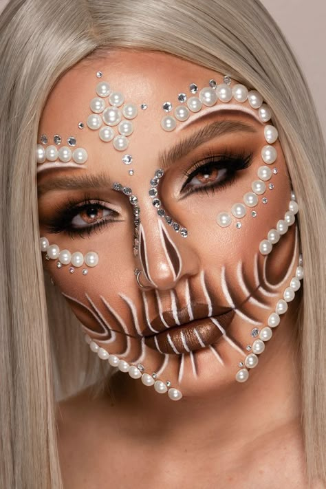 Pearl skull Halloween makeup look created and photographed by Denver based MUA Chelsea Reynolds. Halloween Makeup Inspo, Pearl Skull, Maquillage Yeux Cut Crease, Halloween Beauty, Skeleton Makeup, Face Art Makeup, Amazing Halloween Makeup, Halloween Makeup Inspiration, Halloween Makeup Tutorial