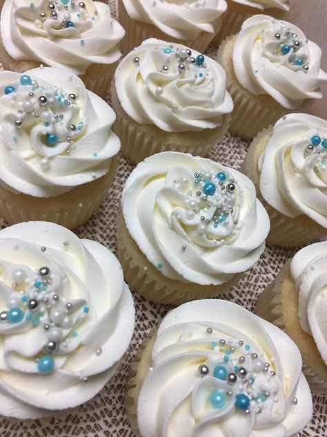 Rehearsal Dinner Cupcakes, Simple Wedding Cupcakes, Winter Wedding Cupcakes, White Wedding Cupcakes, Pearl Cupcakes, Meghan Wedding, Wedding Cupcake Display, Emma Smith, Silver Cupcakes