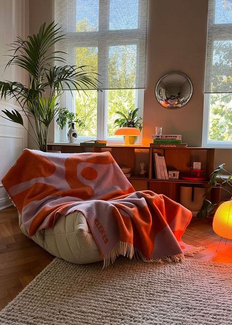 Artsy Apartment, Interiors Dream, Dream Apartment, Living Room Inspo, No 8, Apartment Room, Lounge Chairs, Interior Inspo, Wool Blanket