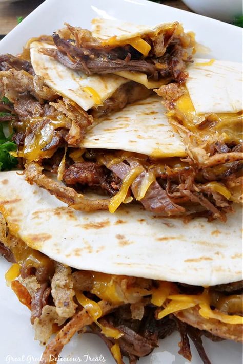 Brisket Quesadillas, Leftover Beef Brisket, How To Make Brisket, Cheesy Quesadilla, Barbecue Brisket, Beef Brisket Recipe, Easy Quesadilla, Hand Held Food, Onion Strings