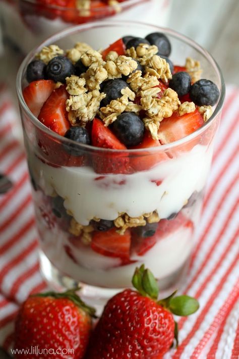 Granola and Fruit Parfaits - so simple and so delicious! { lilluna.com } Fruit Parfait Dessert, Fruit Parfaits, Granola Parfait, Fruit Dips Recipes, Parfait Desserts, Fruit Parfait, Parfait Recipes, Low Carb Cookies, Yogurt Parfait