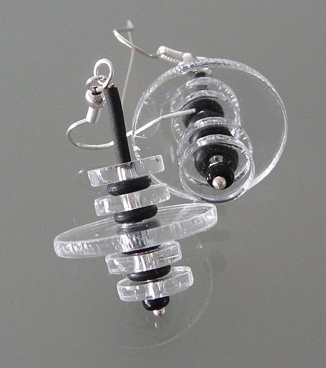 Örhängen i gummi och plexiglas. Earrings made of plexiglass and rubber Plexiglass Jewelry, Aesthetic Earrings, Laser Projects, Laser Cut Jewelry, Acrylic Jewelry, Acrylic Jewellery, Plastic Jewelry, Layered Jewelry, Plexus Products