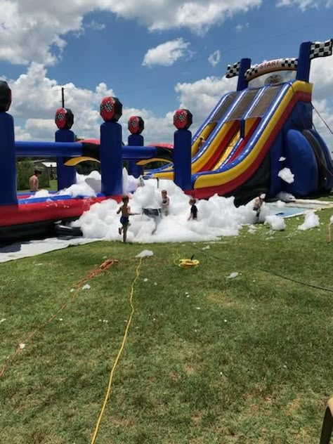 Waterslide Bday Party Ideas, Backyard Water Slide Party, Water Bounce House Party Ideas, Waterslides Backyard, Waterslide Party Ideas, Inflatable Slide Party, Inflatable Water Slide Party, Water Slide Party Ideas, Slip N Slide Party