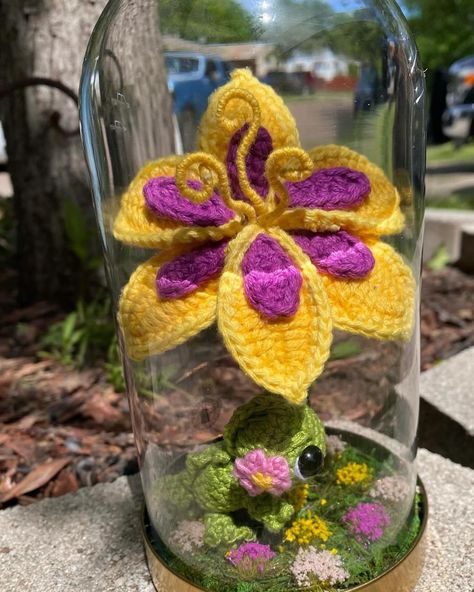 Rapunzel Sundrop flower and pascal 💕 Swipe for the inspo picture! ➡️➡️ #crochet #crocheter #crochetinspiration #crochetflower #rapunzel #sundropflowercrochet #crochetlove #crocheted Crochet Rapunzel Flower, Crochet Pascal, Rapunzel Crochet, Pixel Crochet, Knit Fashion, Cute Dolls, Rapunzel, Diy Crochet, Tangled