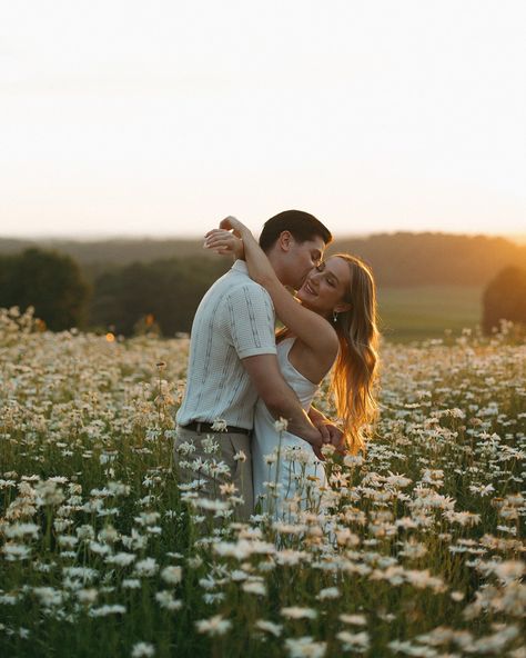 City feel turned romantic ethereal romance for RJ + Meredith’s engagement session 🥹 For RJ and Meredith, incorporating elements of the city as well as the great outdoors was essential for their session. Embodying their love for nature along with the fun urban feel of the city was something I was so excited to play with and here my friends, are the final results. Sneak peeks will never feel like enough when I know we have so many gems within a gallery, but for now, enjoy a love story unfold ... Couple Pose In Nature, Pre Wedding Shoot Ideas Picnic, Couple Poses In Greenery, Garden Couple Photoshoot, Couple Shooting Outdoor, Couple Outdoor Photoshoot, Anniversary Photo Shoot, Shooting Couple, Pre Wedding Shoot Ideas