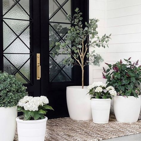 Hofdeco on Instagram: “A gift from nature.⁠ .⁠ Via @thehillarystyle” Outdoor Dishes, Terrace House Exterior, Front Door Plants, White Front Door, Porch Styles, White Planters, Faux Plants, Outdoor Planters, Front Door Decor