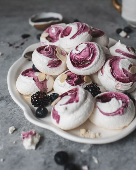 Swirl Meringue, Meringue Cookie Recipe, Easy Treats To Make, Meringue Desserts, Resepi Biskut, Meringue Recipe, Blueberry Cookies, Festive Desserts, Cream Cheese Cookies