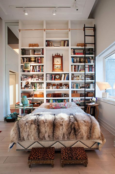 These 23 gorgeous, bookish bedrooms have us swooning. Bookshelves Ideas For Bedroom, Bookish Bedroom, Minimalist Bookshelves, Cozy Home Library, Bookshelf Headboard, Bookshelves In Bedroom, Cool Bookshelves, New York City Apartment, Home Library Design