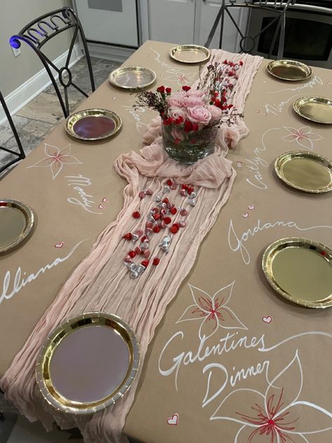 Table Paper Design, Galentines Party Decor Table, Table Scapes Dinner Party, Galentines Tablescape, Table Scape Ideas, Party Table Ideas, Dinner Hosting Ideas, Dinner Table Ideas, Dinner Party Table Decor