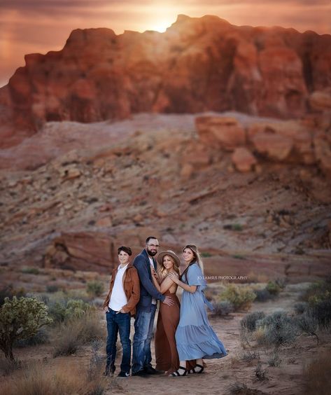 Red Rock Canyon Family Photoshoot, Sedona Family Photoshoot, Fall Desert Photoshoot Family, Family Pictures In The Desert, Family Photos Desert Outfits, Grand Canyon Family Photo, Family Photo Poses Desert, Cactus Family Photoshoot, Desert Theme Family Photos