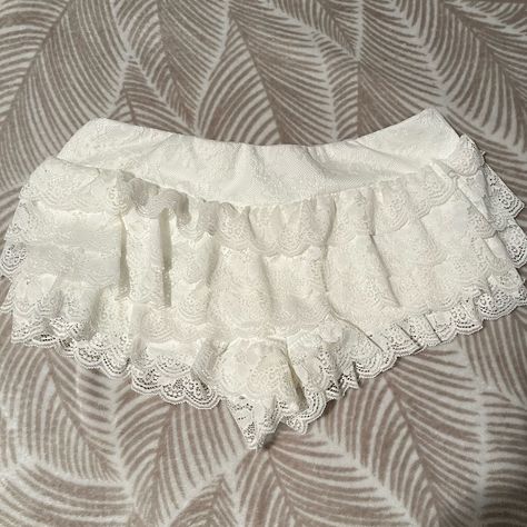 Never Worn White Ruffled Low Rise Short Shorts Size Small Ruffle Shorts Outfit, Marie Antoinette Costume, Bloomer Shorts, Ruffle Bloomers, Bloomers Shorts, Low Rise Shorts, Cute Lingerie, Cute Halloween Costumes, Ruffle Shorts