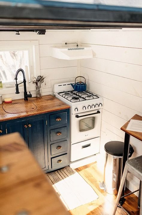 Tiny Kitchen Cottage, Tiny House Kitchen Cabinets, Tiny Tiny Kitchen, Tiny Home Kitchens Ideas, Tiny Camper Kitchen Ideas, Diy Tiny House Kitchen, Modern Farmhouse Tiny House Interior, Tiny House Kitchens Ideas, Farmhouse Tiny Kitchen