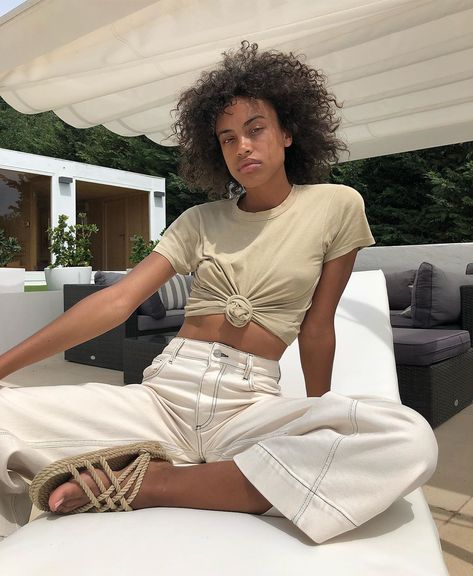 Hanna Lhoumeau (@hannalhoumeau) • Instagram-foto's en -video's Rope Sandals Outfit, Rope Sandals, Beige Jeans, Sandals Outfit, Rosie Huntington Whiteley, Feminine Beauty, Parisian Chic, Spring Summer Outfits, Kate Middleton