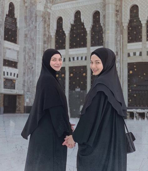 Umrah Style, Umroh Outfit, Muslimah Photography, Hijab Designs, Muslim Style, Muslim Outfits Casual, Muslim Fashion Hijab Outfits, Muslim Women Fashion, Casual Hijab Outfit