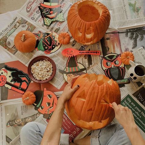 S A R A I S A B E L on Instagram: “Spent the afternoon carving pumpkins with my pumpkin 🎃 hope you’re all having a fall filled Sunday! 🍂🍁” Halloween Decor Diy, Casa Halloween, Carving Pumpkins, Diy Halloween Decor, Fall Bucket List, Fall Inspo, Fall Halloween Decor, Happy Fall Y'all, Fall Pictures