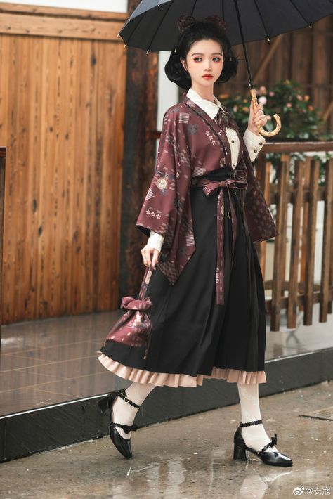 Victorian Japanese Fashion, Taisho Roman Fashion, Japanese Fashion Traditional Modern, New Years Kimono, Japanese Kimono Fashion Modern, Japanese Clothing Style Women, Old Japanese Fashion, Taisho Era Fashion, Japanese Kimono Outfit