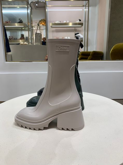 Chloe Boots Outfit, Girly Shoes Boots, Footwear Aesthetic, Rain Boots Outfit, Designer Rain Boots, Rain Boot Outfit, Female Fashion Casual, Chloe Boots, Custom Shoes Diy