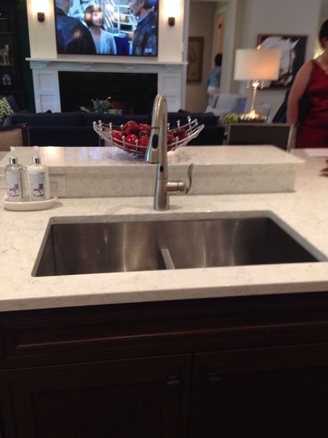 Island platform to hide sink Island Backsplash Ideas, Kitchen Island Backsplash, Sink Backsplash Ideas, Island Extension, Hide Kitchen, Island Backsplash, Kitchen Island Sink, Island With Sink, Short Kitchen