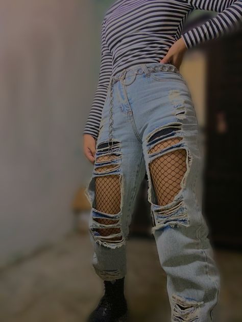 Ripped Mom Jeans Outfit, Light Denim Jeans Outfit, Medias Red, Edgy Fits, Denim Jeans Outfit, Grunge Jeans, Light Denim Jeans, Outfits Jeans, Mom Jeans Outfit