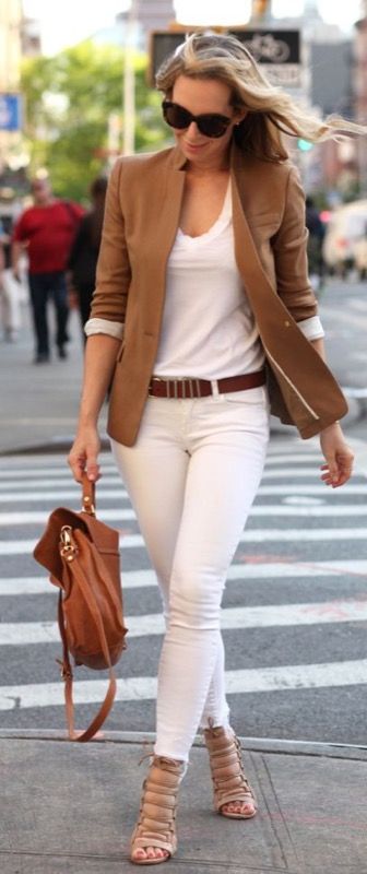 Come vestire casual chic? Le 5 regole d’oro per un look vincente Mode Over 50, Brooklyn Blonde, Stile Casual Chic, Womens Fashion Casual Chic, Casual Chic Summer, Blazer Outfits For Women, Walking Down The Street, White Jeans Outfit, Beige Blazer