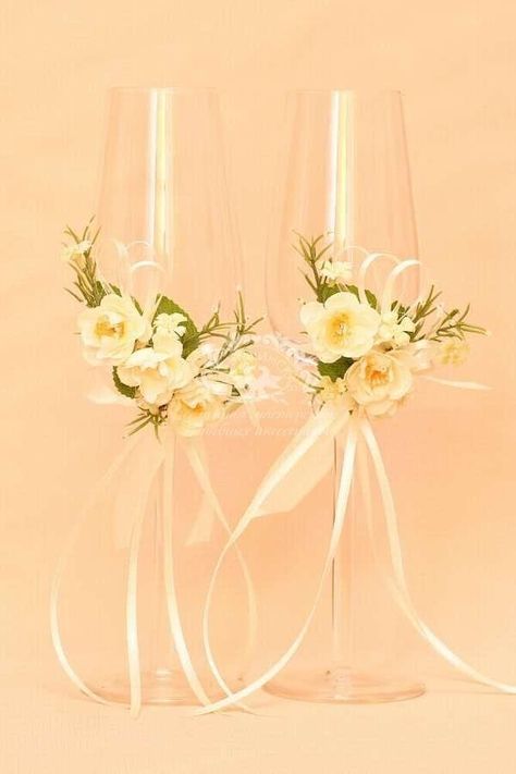 Glass Decor ideas Champagne Glasses Decorated, Glass Painting Ideas, Glass Decor Ideas, Wine Glass Decor, Wedding Toasting Glasses, Toasting Flutes Wedding, Wedding Wine Glasses, Wedding Champagne Glasses, Decorated Wine Glasses