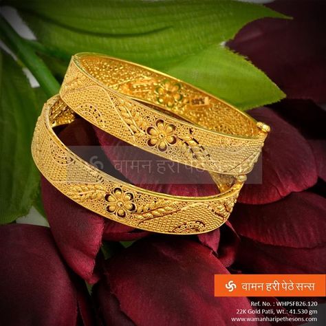 Beautiful....♡ Gold Chur Bangles Design, Gold Bangles Indian Design, Gold Jewels Design, Gold Bangles For Women, Gold Jewelry Outfits, Gold Bangle Set, Gold Bridal Jewellery Sets, Jewelry Styles, Bangles Design