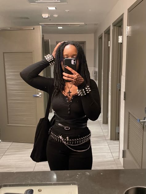 Black Goth Outfits, Winter Goth Outfits, Mallgoth Outfits, Black Goths, Mall Goth Fashion, Mall Goth Outfits, Goth People, Aesthetics List, Winter Goth