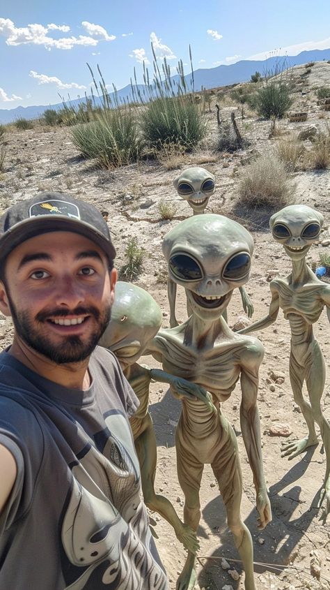 Selfie Ideas Men, Alien Zombie, Vintage Humor Retro Funny, Alien Videos, Alien Pictures, Ancient Astronaut Theory, Alien Photos, Prehistoric Man, Kaptan Jack Sparrow