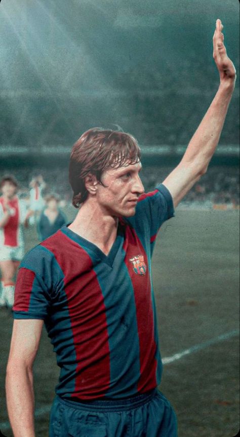 Football Iconic Photos, Retro Football Wallpaper, Iconic Football Photos, Fc Barcelona Players, Fcb Barcelona, Fc Barcelona Wallpapers, Football Players Photos, Football Retro, Johan Cruyff