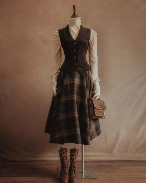 1940s Academia, Dickens Fair Outfit, Detective Outfit Female Vintage, Boots Vintage Outfit, Old England Fashion, Vintage School Outfits, Classic Skirt Outfits, Vintage Brown Dress, Librarian Outfit