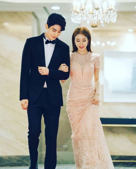 Petition for Lee Dong Wook and Yoo In Na to get married in real life. • • • #touchyourheart #kdrama #koreandrama #leedongwook #yooinna Kdrama Vibes, Lee Min Ho Songs, Yoo In Na, Korean Couple Photoshoot, Touch Your Heart, Jung So Min, Dong Wook, Asian Drama, Memes Br