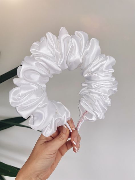 Hair Accessories Diy Headband, Alice Bands, White Scrunchie, Headband Diy, Diy Hair Scrunchies, Diy Hair Accessories Ribbon, Hair Tie Accessories, Bow Fashion, Cute Box Braids Hairstyles