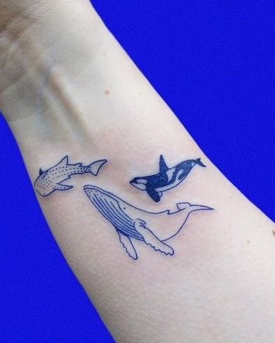 Sea Fish Tattoo Design, Cute Tattoo Designs Simple, Water Hip Tattoo, Mini Sea Tattoo, Arm Tattoo Layout, Mini Fish Tattoo, Blue Tattoos On Brown Skin, Sea Aesthetic Tattoo, Abstract Music Tattoo