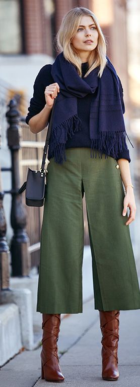 army green culottes \ navy sweater and scarf \ brown boots Culottes Outfit Casual, Culotte Outfit, How To Wear Culottes, Culottes Outfit, Casual Chique Stijl, Stylish Fall Outfits, Boating Outfit, Black Pants Casual, Spring Look