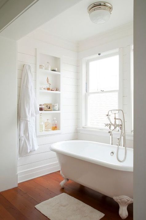 California Craftsman, Beach Style Bathroom, Craftsman Bathroom, Bad Inspiration, Simple Bathroom, Bathroom Renos, Bath Tub, Style At Home, Farmhouse Bathroom