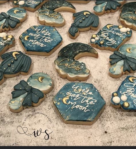 Crystal Ball Cookies Decorated, Celestial Macarons, Celestial Cookies Decorated, Tarot Cookies Decorated, Potion Sugar Cookies, Bakery Art, Icing Cookies, Crystal Ball, Birthday Bash