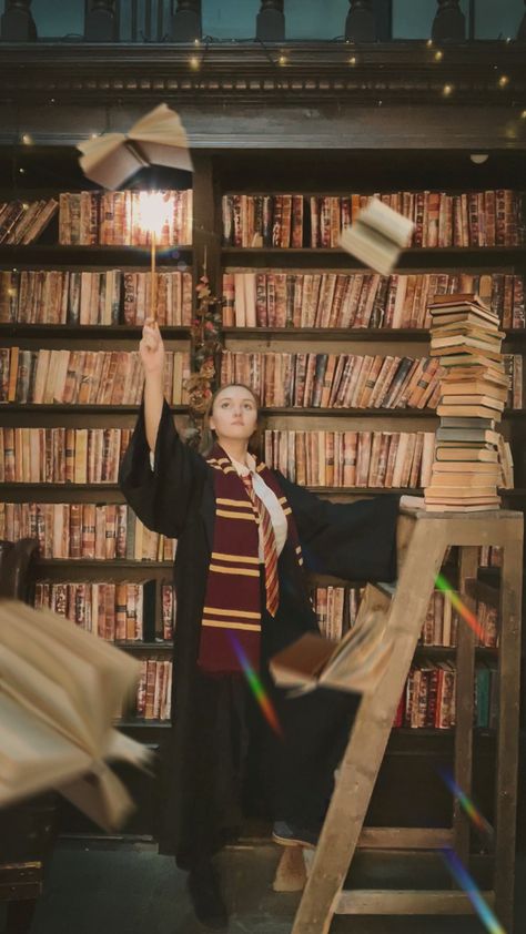 Hogwarts Photoshoot, Harry Potter Photoshoot Ideas, Hogwarts Photos, Kindergarten Photoshoot, Grad Pic Outfits, Hogwarts Cosplay, Harry Potter Photoshoot, Harry Potter Photography, Harry Potter Engagement